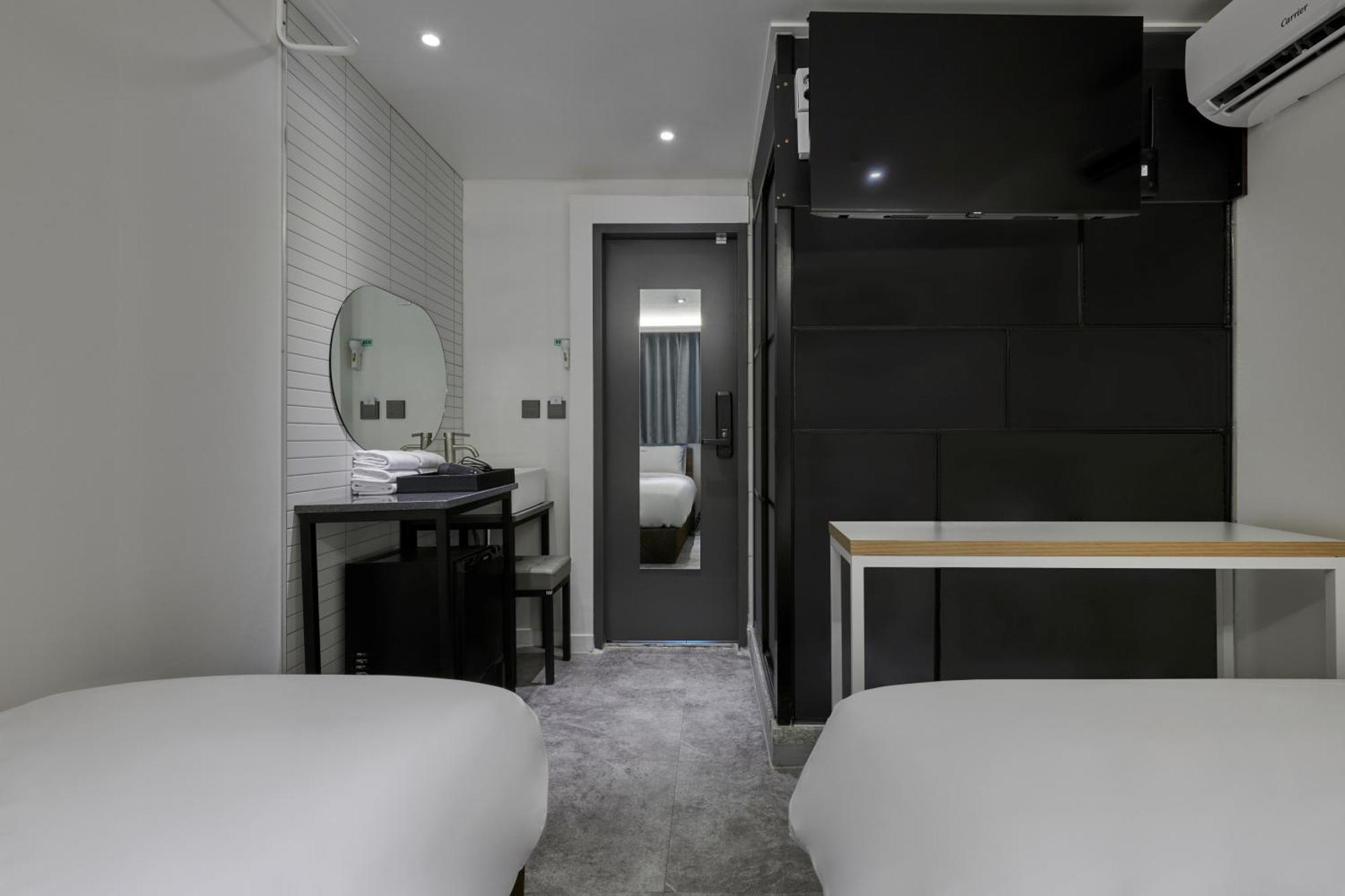 Eight Rest Hostel Myeongdong Seoul Bagian luar foto