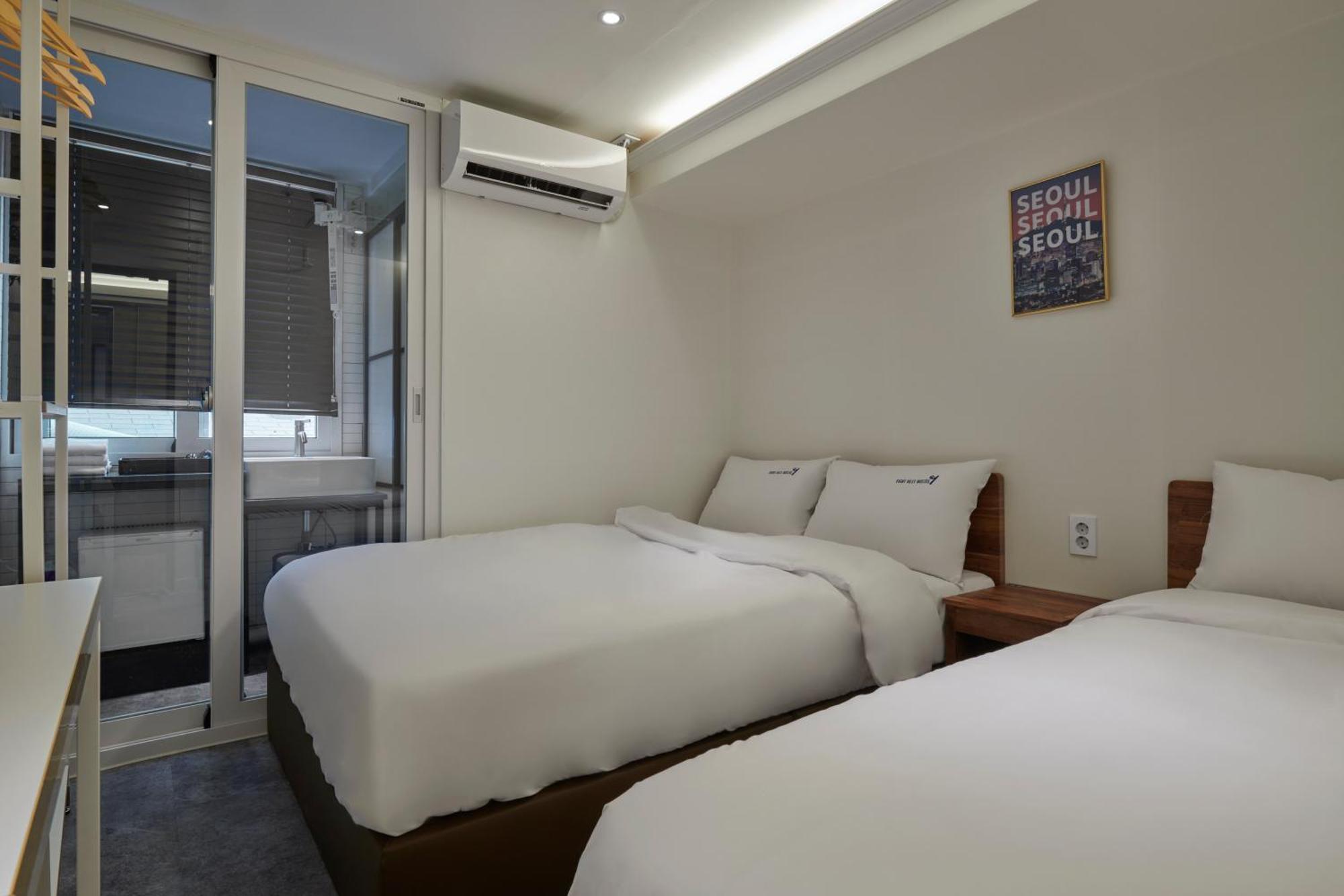 Eight Rest Hostel Myeongdong Seoul Bagian luar foto