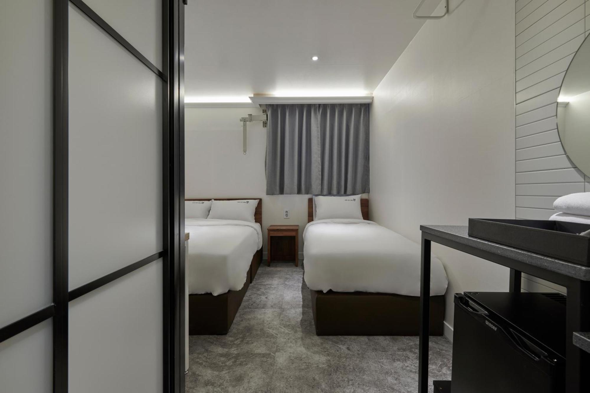 Eight Rest Hostel Myeongdong Seoul Bagian luar foto