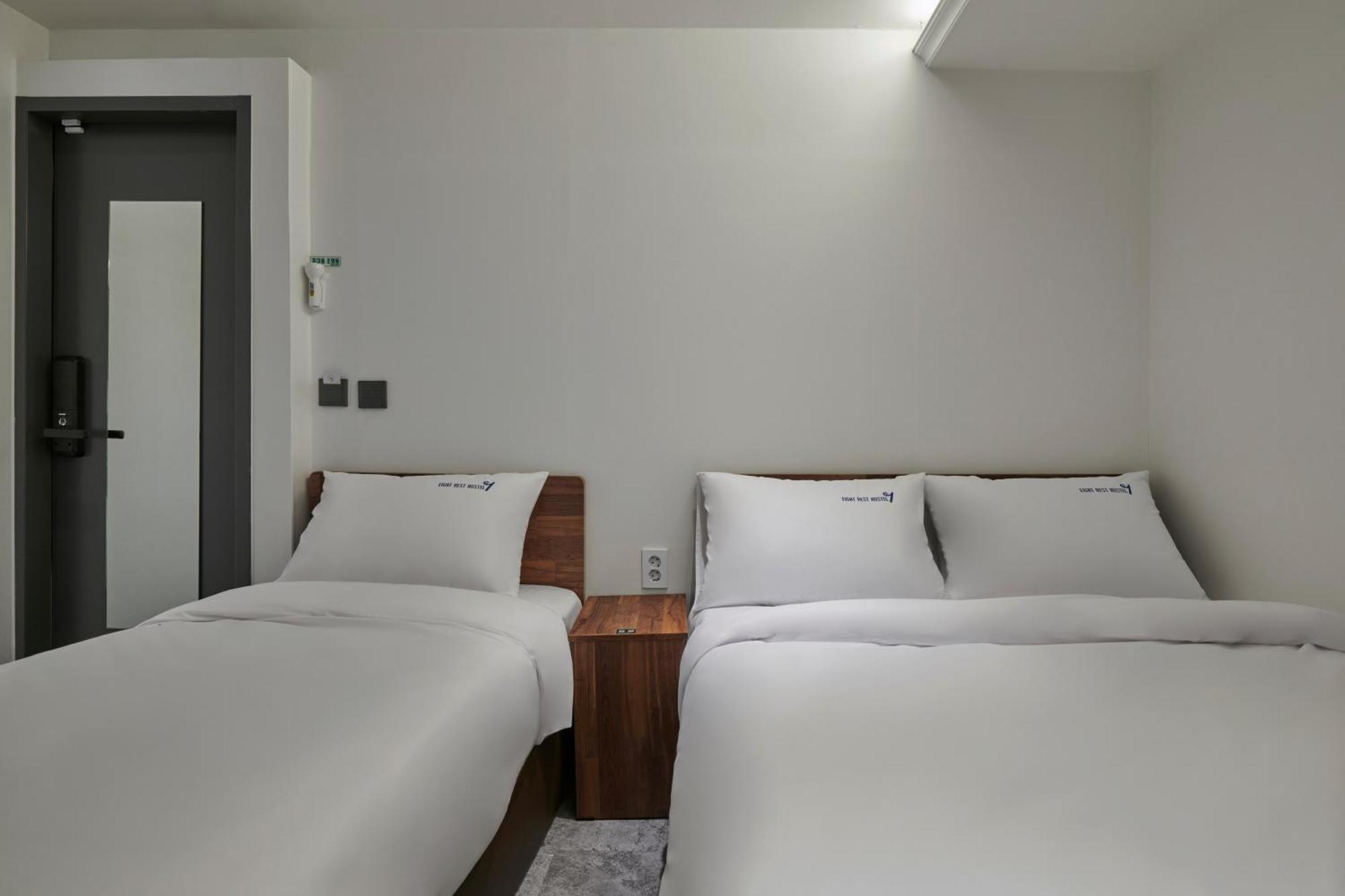 Eight Rest Hostel Myeongdong Seoul Bagian luar foto