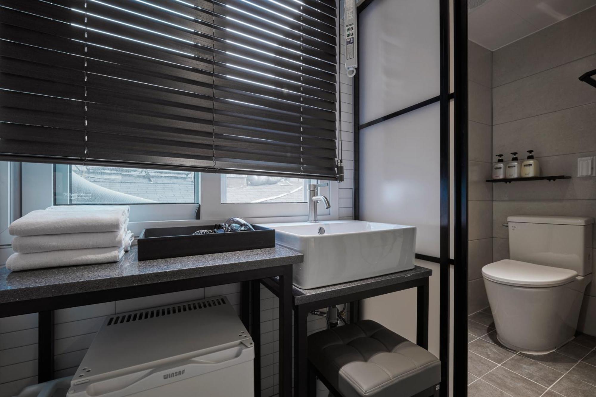 Eight Rest Hostel Myeongdong Seoul Bagian luar foto