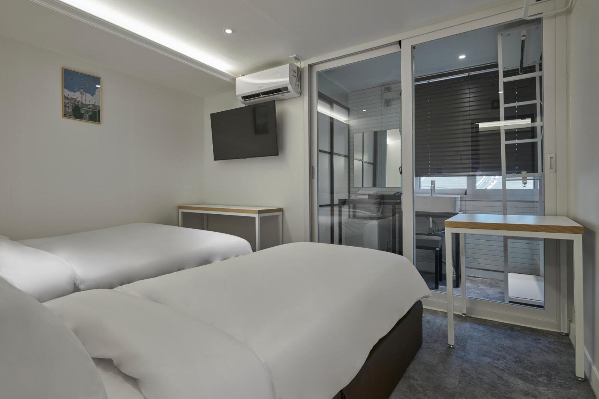 Eight Rest Hostel Myeongdong Seoul Bagian luar foto
