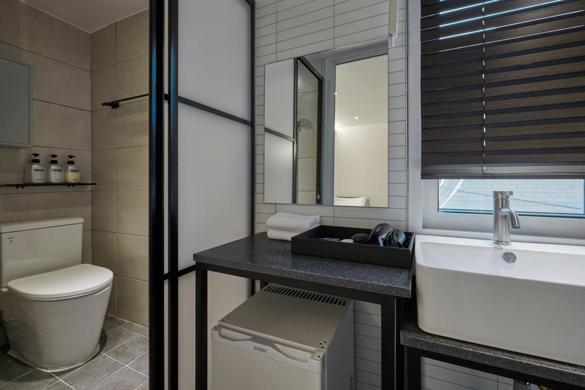 Eight Rest Hostel Myeongdong Seoul Bagian luar foto