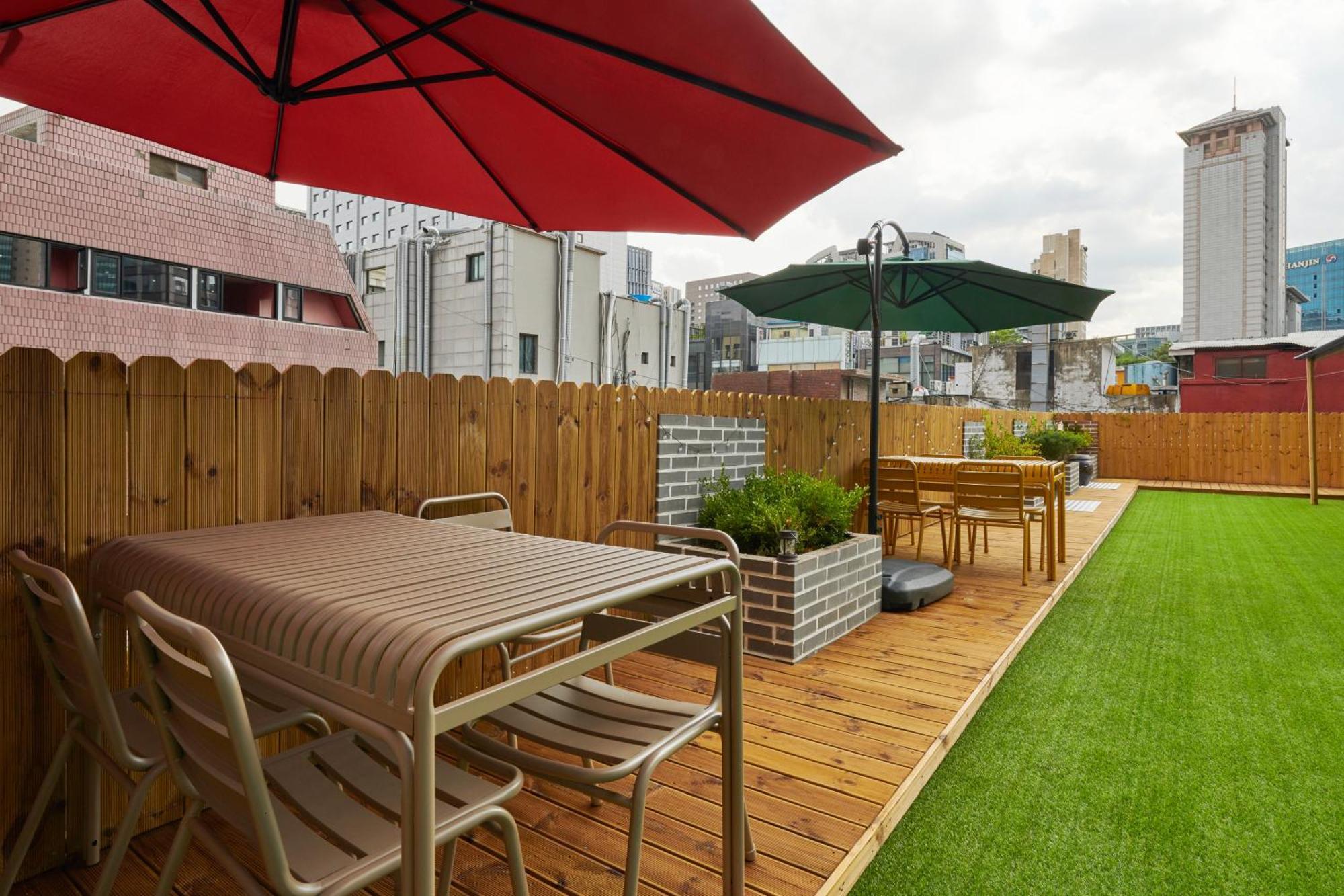 Eight Rest Hostel Myeongdong Seoul Bagian luar foto